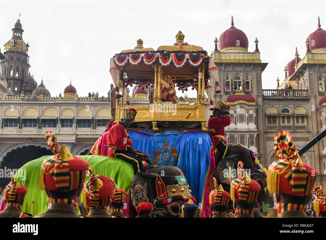 Mysore Dussehra celebrazione o festival di Dasara processione a Mysore Palace di Maharaja Indiani o re in Karnataka India Foto Stock