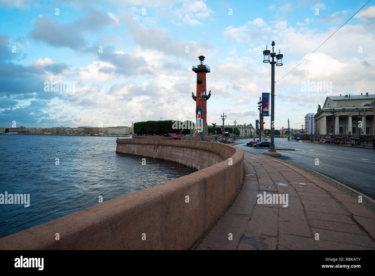 La vista dal ponte di scambio allo spiedo di isola Vasilievsky . San Pietroburgo. La Russia. Foto Stock