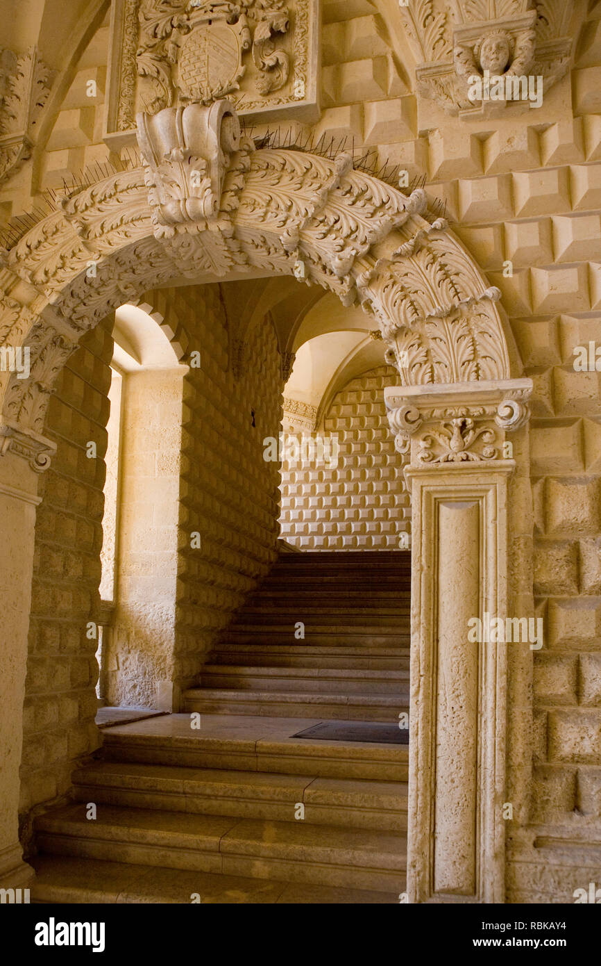 Scala all'ingresso di Palazzo Loffredo-Adorno, Via Umberto I, Lecce Puglia,  Italia Foto stock - Alamy