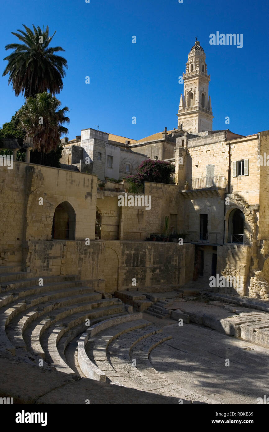 Il teatro romano, scoperto e scavato nel 1929, con il campanile della cattedrale oltre: Lecce Puglia, Italia Foto Stock
