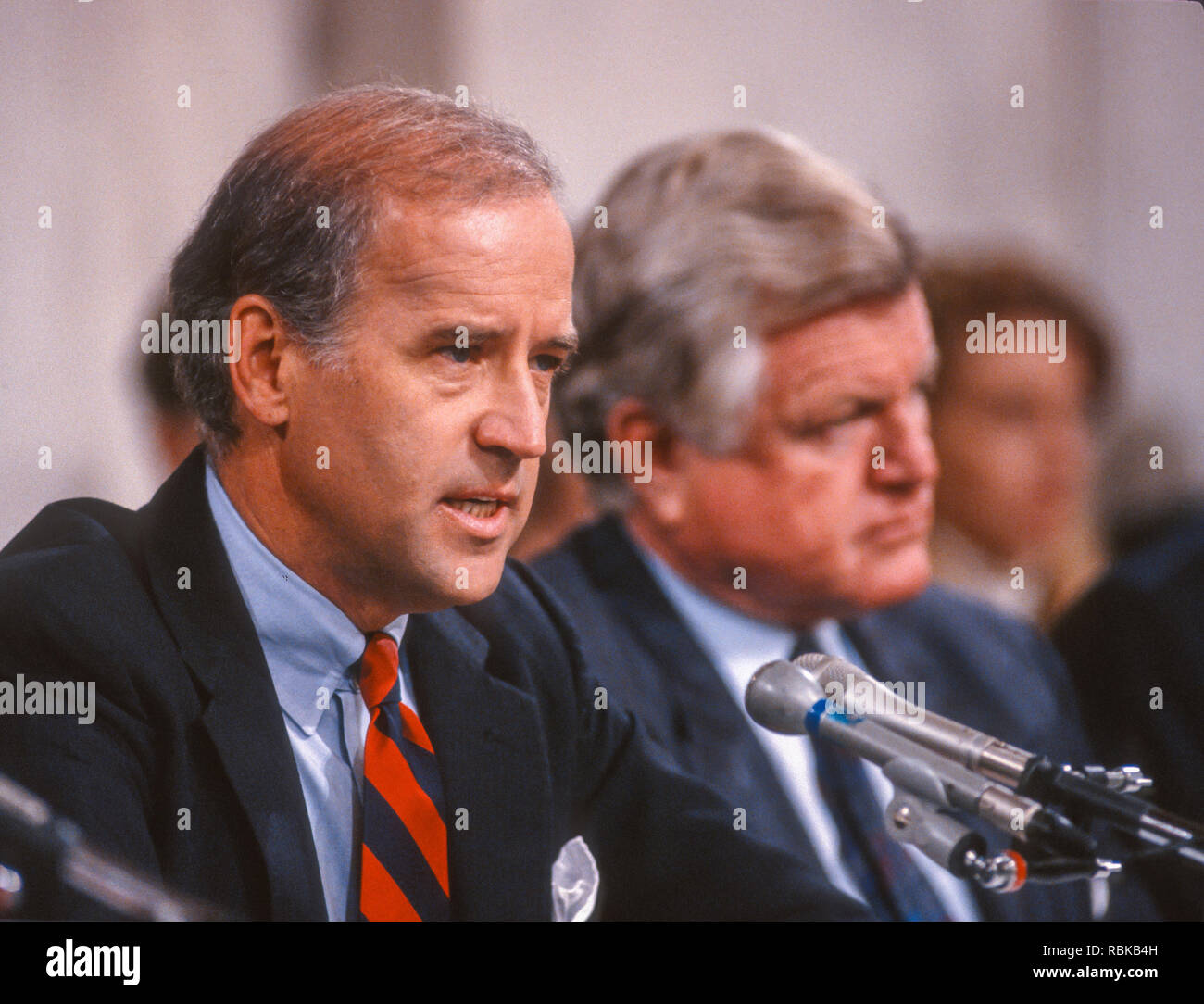 WASHINGTON, DC, Stati Uniti d'America - 11 ottobre 1991: senatore Joseph Biden, Presidente U.S. Senato Comitato Giudiziario, sinistro e il senatore Ted Kennedy, durante la Supreme Court nominee Clarence Thomas audizioni. Foto Stock