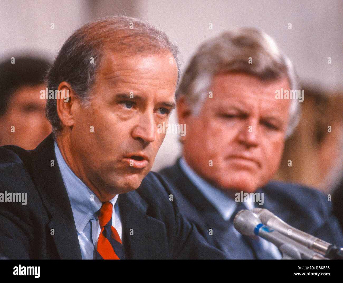 WASHINGTON, DC, Stati Uniti d'America - 11 ottobre 1991: senatore Joseph Biden, Presidente U.S. Senato Comitato Giudiziario, sinistro e il senatore Ted Kennedy, durante la Supreme Court nominee Clarence Thomas audizioni. Foto Stock