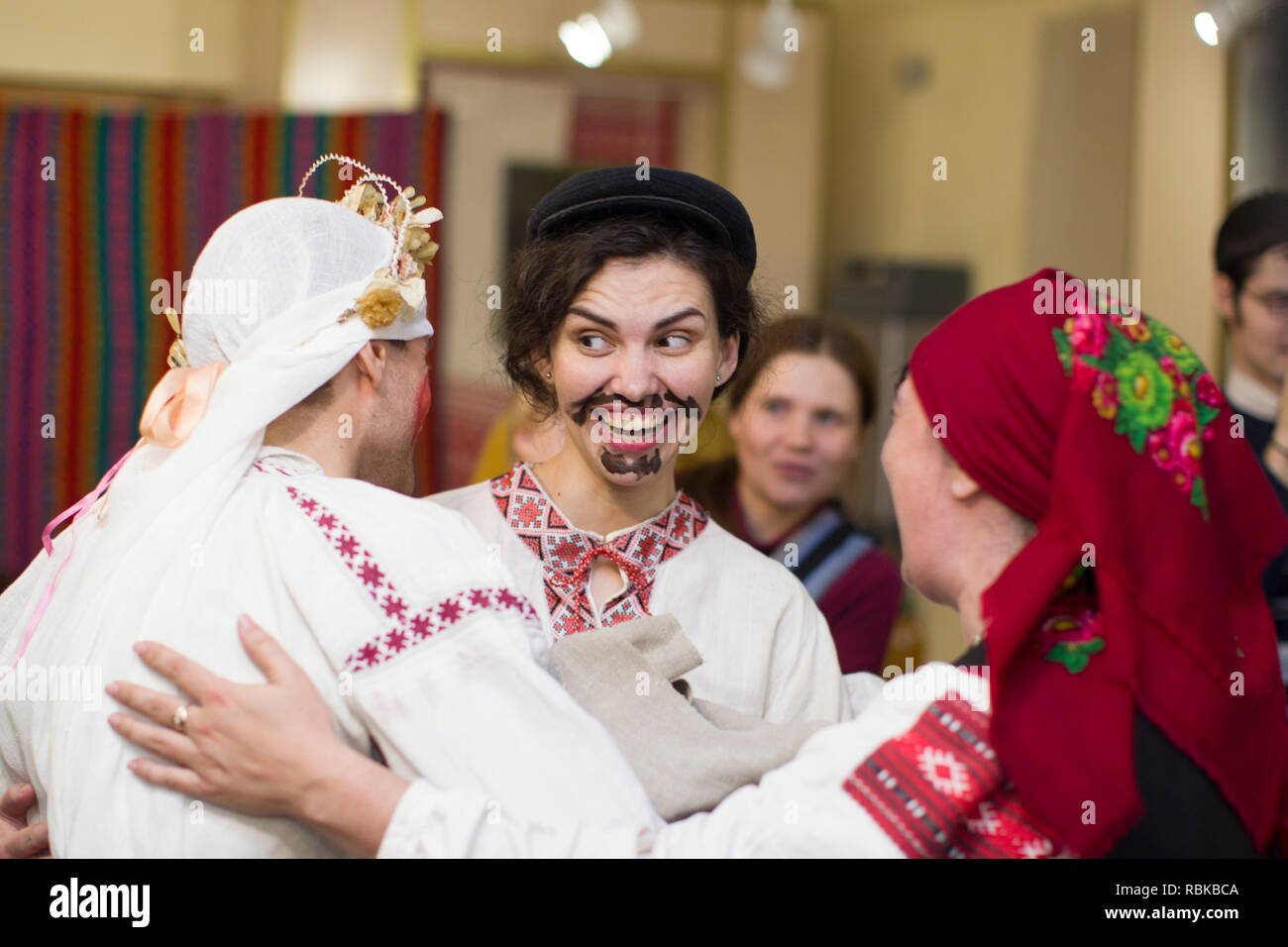 La Bielorussia, Gomel, Novembre 24, 2018. La ricostruzione di una vecchia etnici matrimonio bielorusso.ucraino cerimonia di nozze.Donna vestita come un uomo Foto Stock