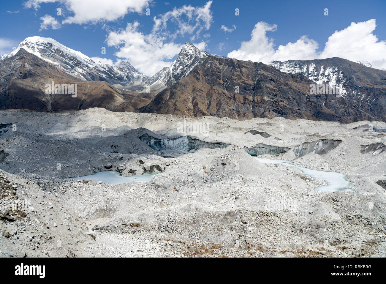 Il ghiacciaio Ngozumpa accanto al lago di Gokyo, con circa 36 km il più lungo ghiacciaio in Himalaya Foto Stock