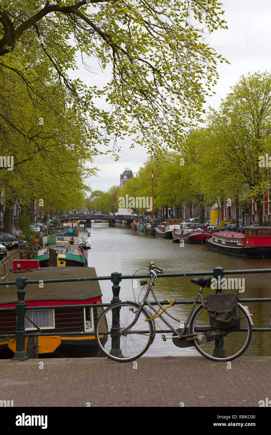 Le biciclette parcheggiate su un ponte su un canale in Amsterdam Foto Stock