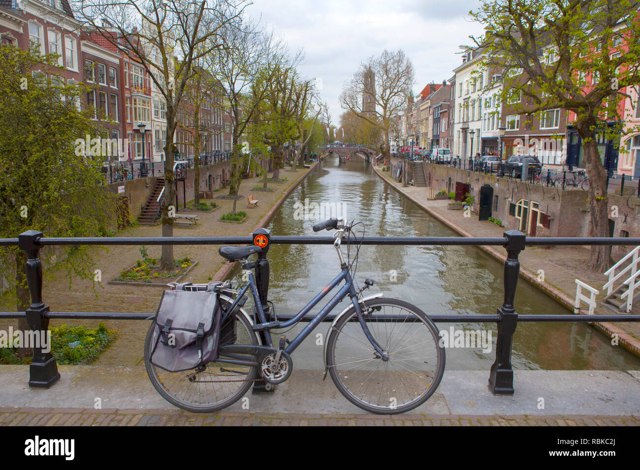 Le biciclette parcheggiate su un ponte su un canale in Amersfoort, Paesi Bassi. Foto Stock