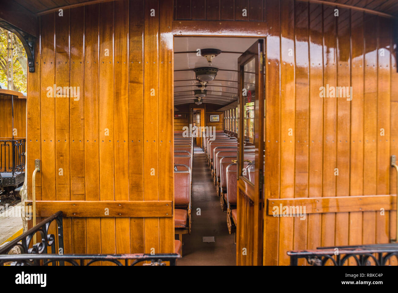 Soller, Mallorca, Spagna - 04.11.2018: interno di un vecchio tram elettrico che passa tra la città di Soller e Port de Soller Foto Stock