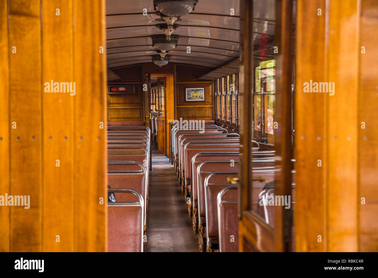 Soller, Mallorca, Spagna - 04.11.2018: interno di un vecchio tram elettrico che passa tra la città di Soller e Port de Soller Foto Stock