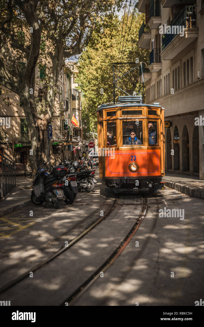 Soller, Mallorca, Spagna - 04.11.2018: il vecchio tram elettrico che passa tra la città di Soller e Port de Soller Foto Stock