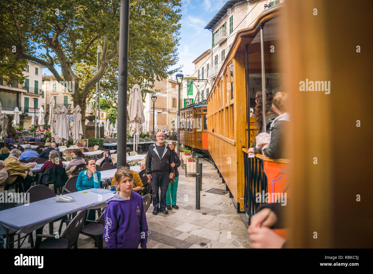 Soller, Mallorca, Spagna - 04.11.2018: il vecchio tram elettrico che passa attraverso il centro di Soller che va tra la città e il Port de Soller Foto Stock