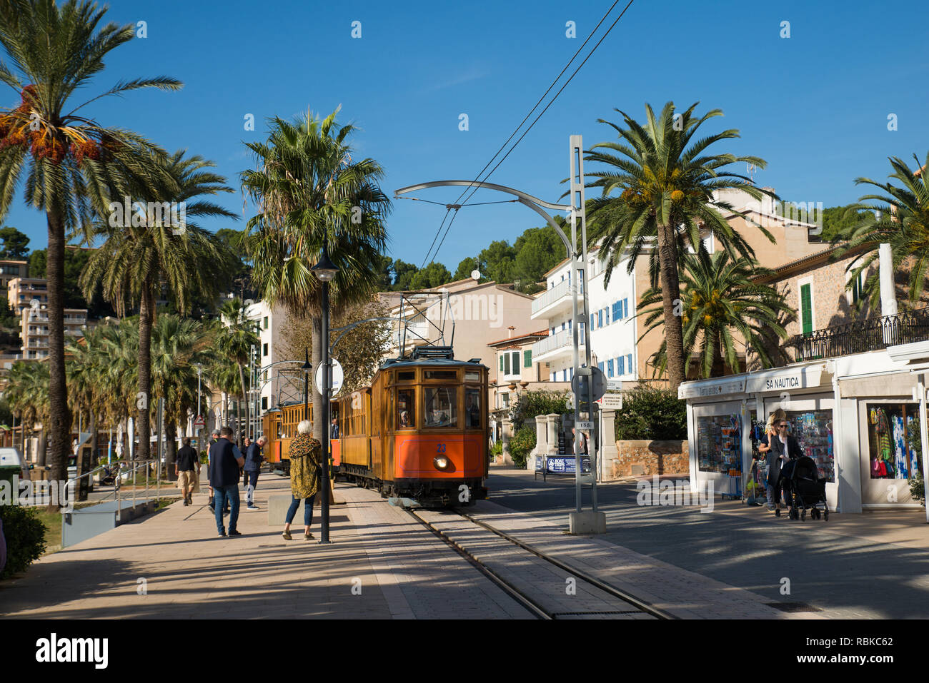 Port de Soller, Mallorca, Spagna - 04.11.2018: il vecchio tram elettrico che passa tra la città di Soller e Port de Soller Foto Stock