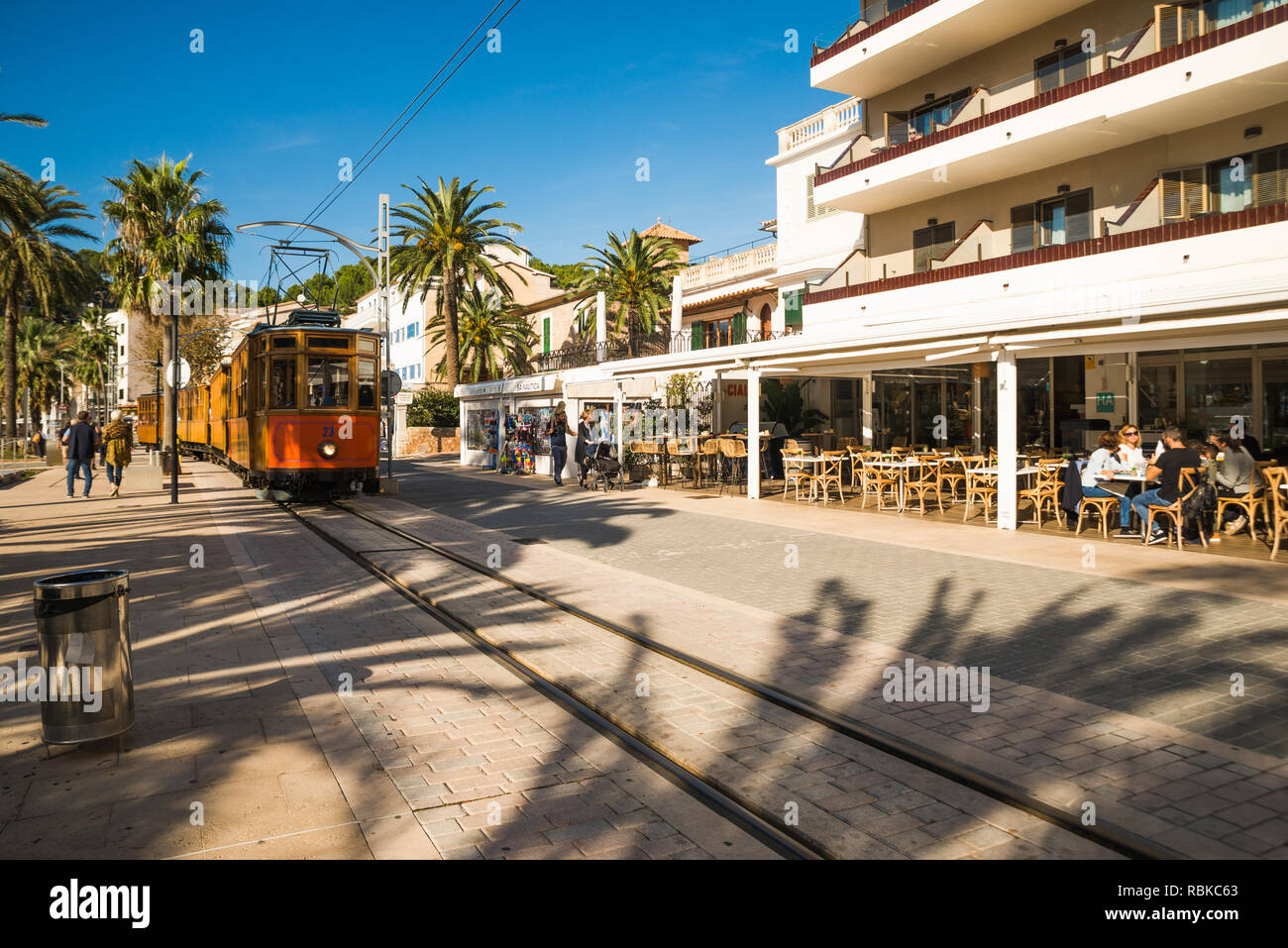 Port de Soller, Mallorca, Spagna - 04.11.2018: il vecchio tram elettrico che passa tra la città di Soller e Port de Soller Foto Stock
