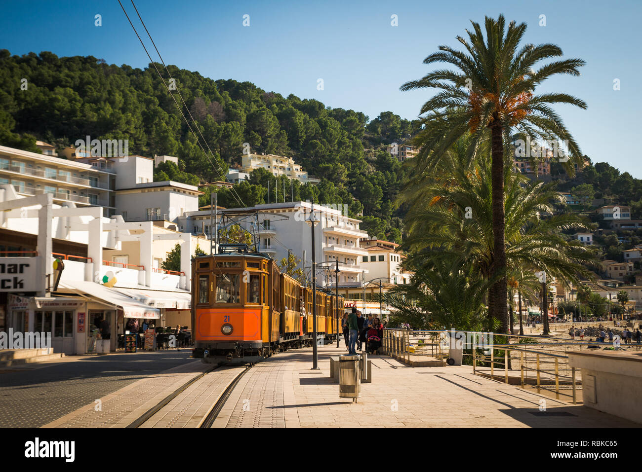 Port de Soller, Mallorca, Spagna - 04.11.2018: il vecchio tram elettrico che passa tra la città di Soller e Port de Soller Foto Stock