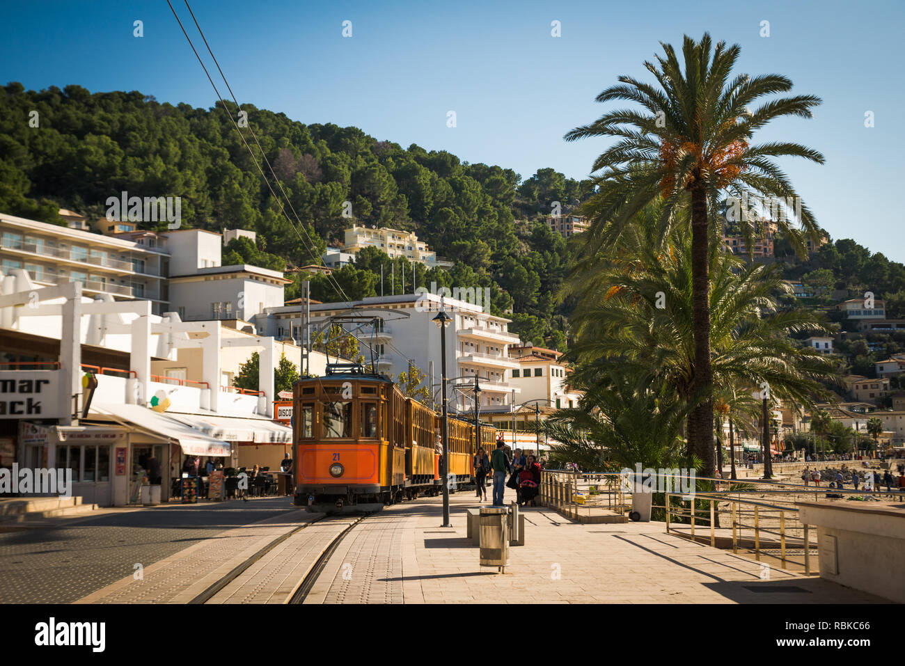 Port de Soller, Mallorca, Spagna - 04.11.2018: il vecchio tram elettrico che passa tra la città di Soller e Port de Soller Foto Stock
