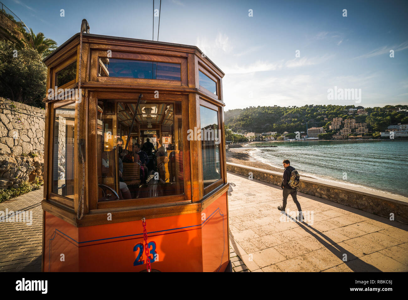 Port de Soller, Mallorca, Spagna - 04.11.2018: vista da un vecchio tram elettrico che va tra Port de Soller e Soller city Foto Stock