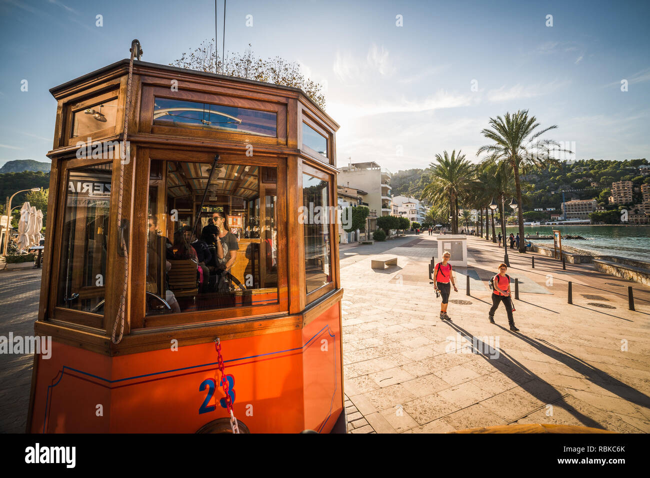 Port de Soller, Mallorca, Spagna - 04.11.2018: vista da un vecchio tram elettrico che va tra Port de Soller e Soller city Foto Stock