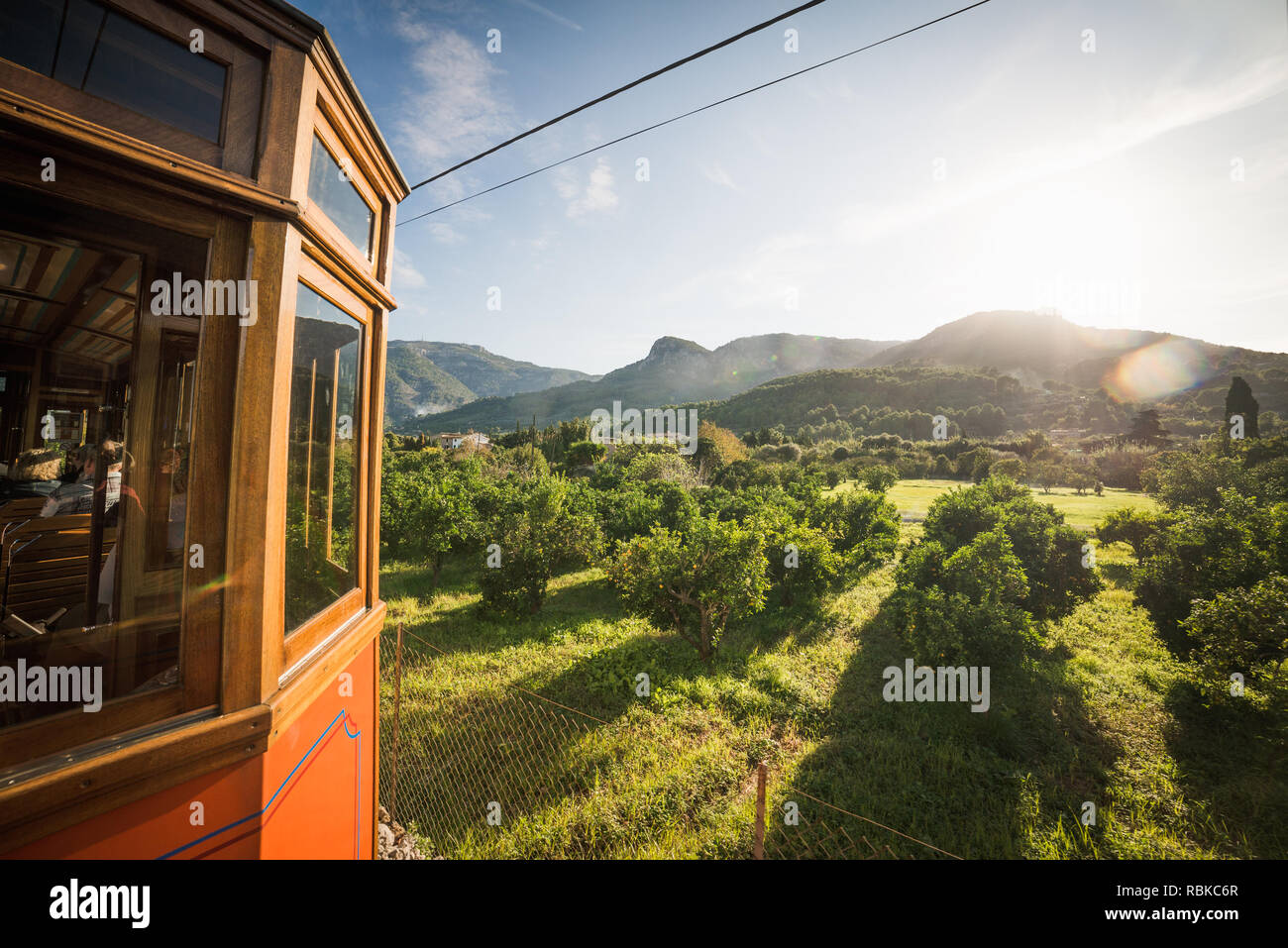 Port de Soller, Mallorca, Spagna - 04.11.2018: vista da un vecchio tram elettrico che va tra Port de Soller e Soller city Foto Stock