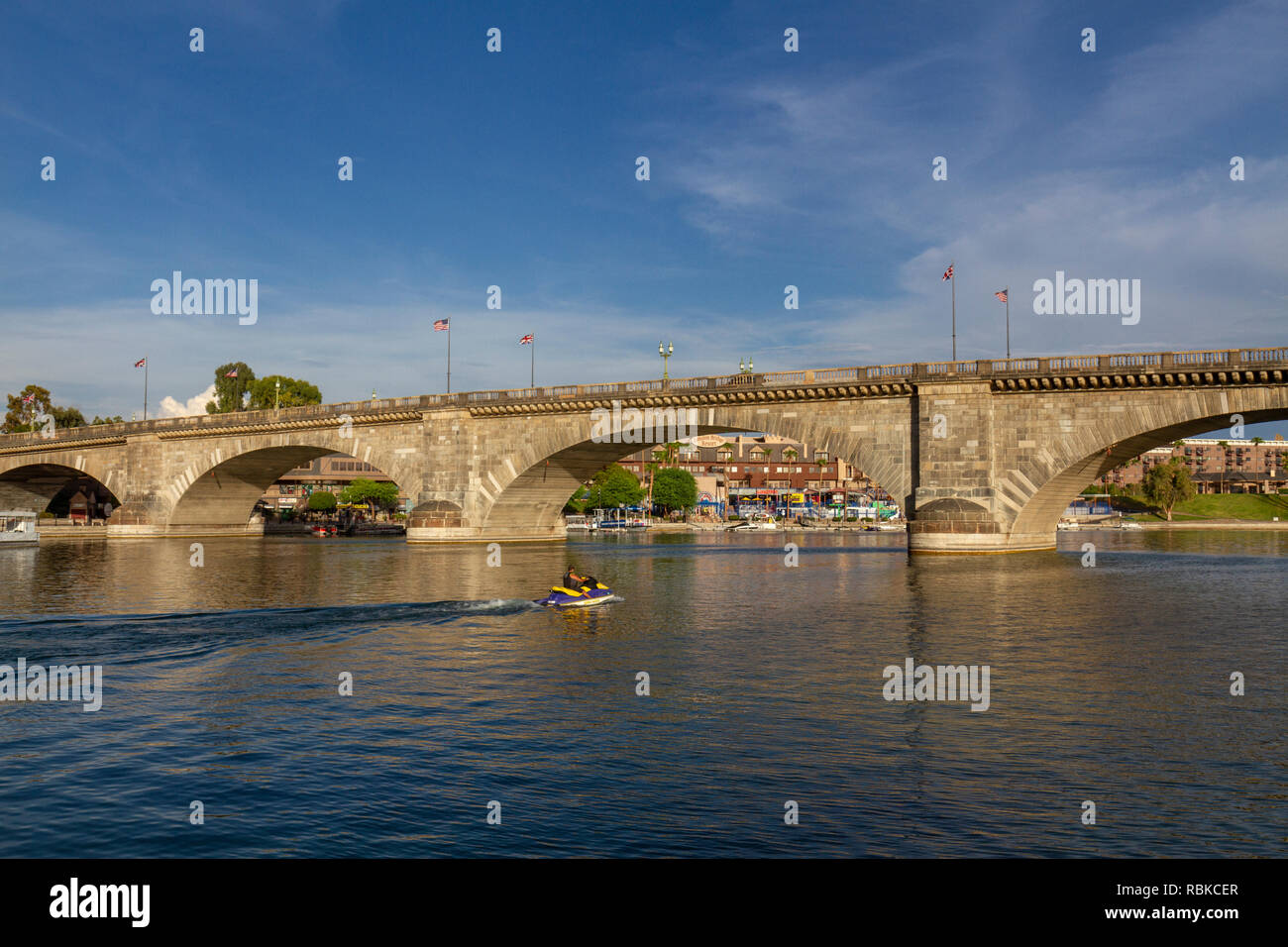 Jet ski (acqua scooter) passando sotto il ponte di Londra in Lake Havasu City, western Arizona, Stati Uniti. Foto Stock