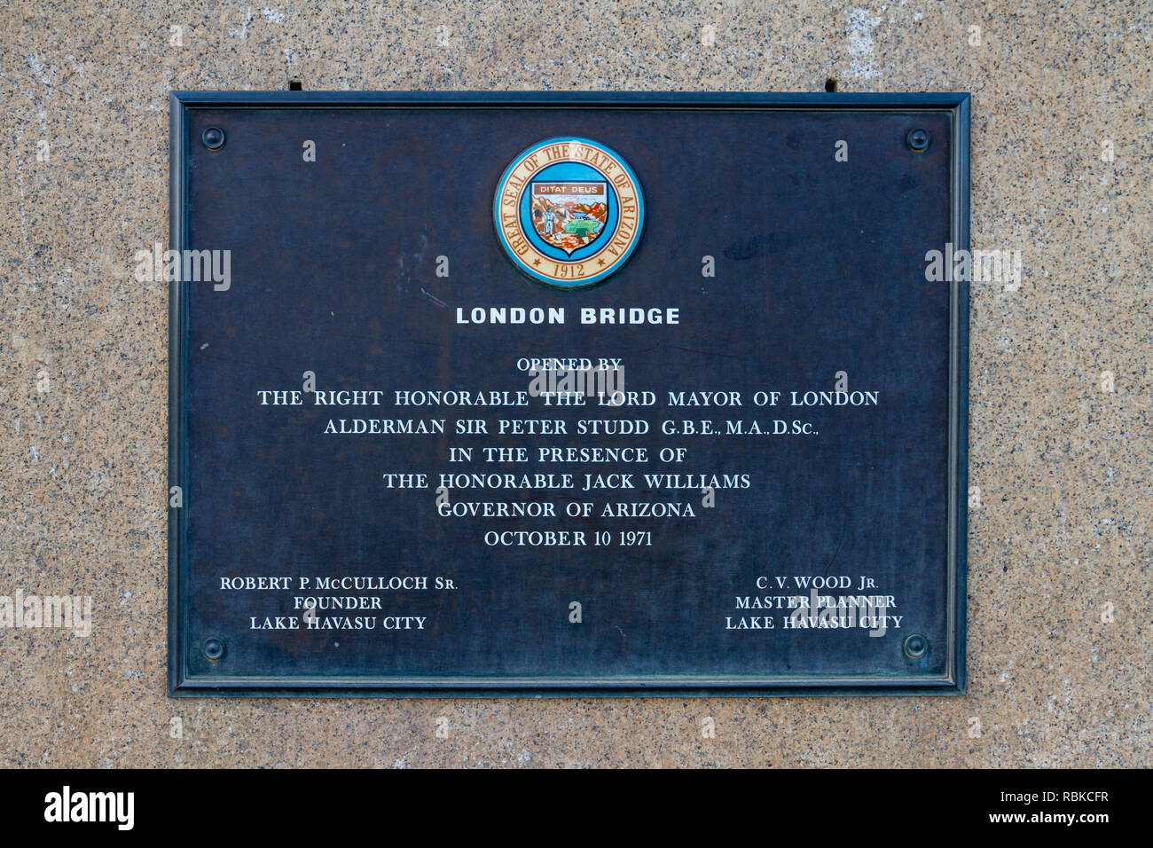 Lapide che ricorda "l'apertura' di London Bridge in Lake Havasu City nel 1971, western Arizona, Stati Uniti. Foto Stock