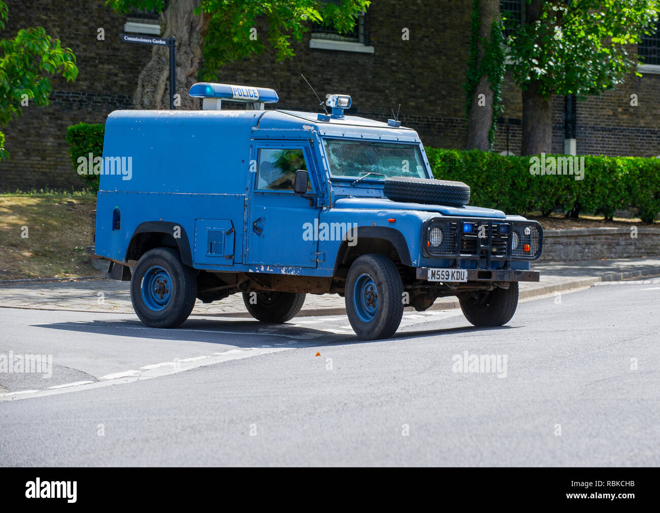1994 la polizia corazzata Land Rover Defender 110 Foto Stock