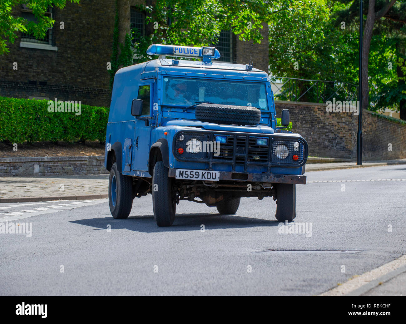 1994 la polizia corazzata Land Rover Defender 110 Foto Stock