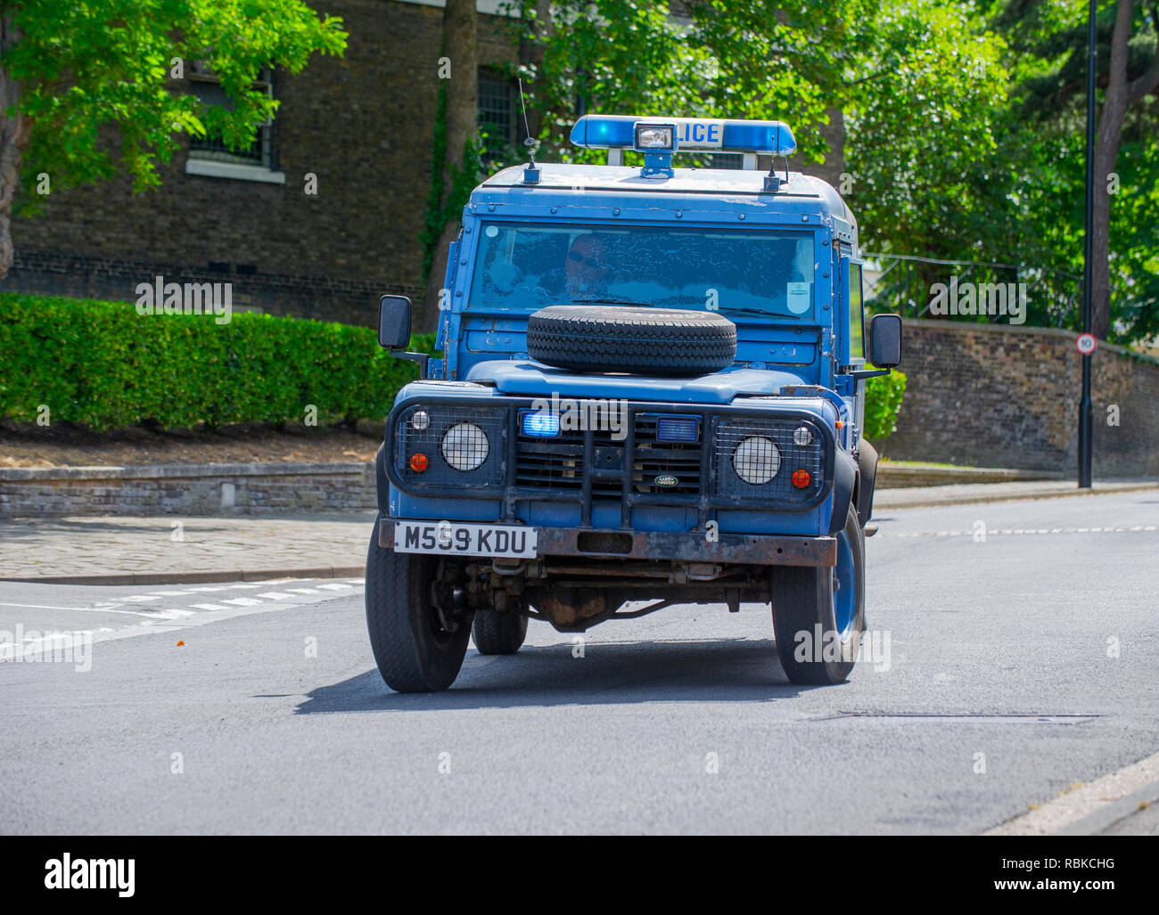 1994 la polizia corazzata Land Rover Defender 110 Foto Stock