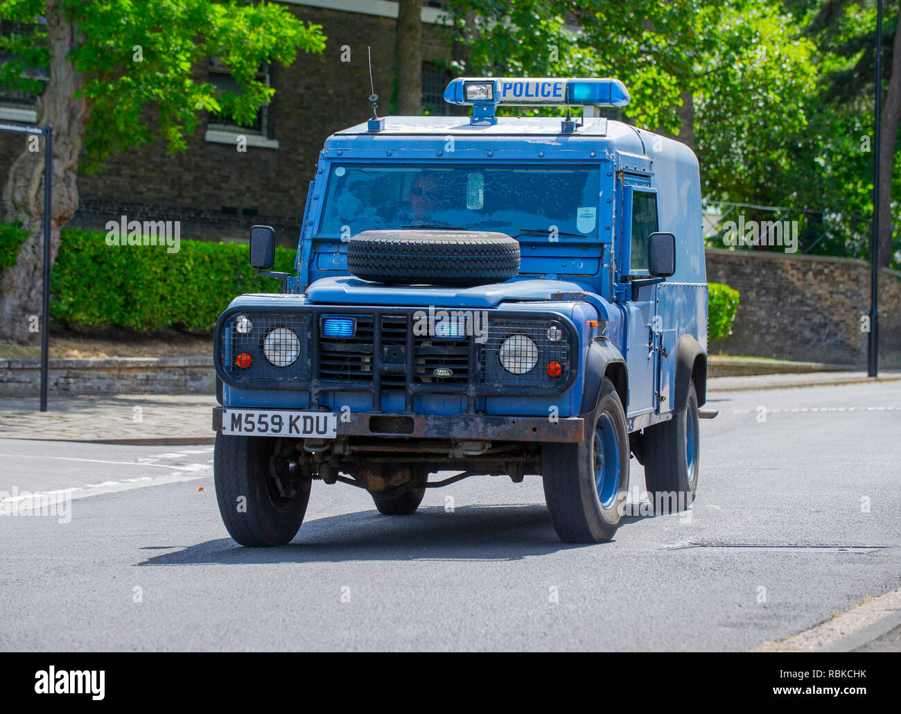 1994 la polizia corazzata Land Rover Defender 110 Foto Stock