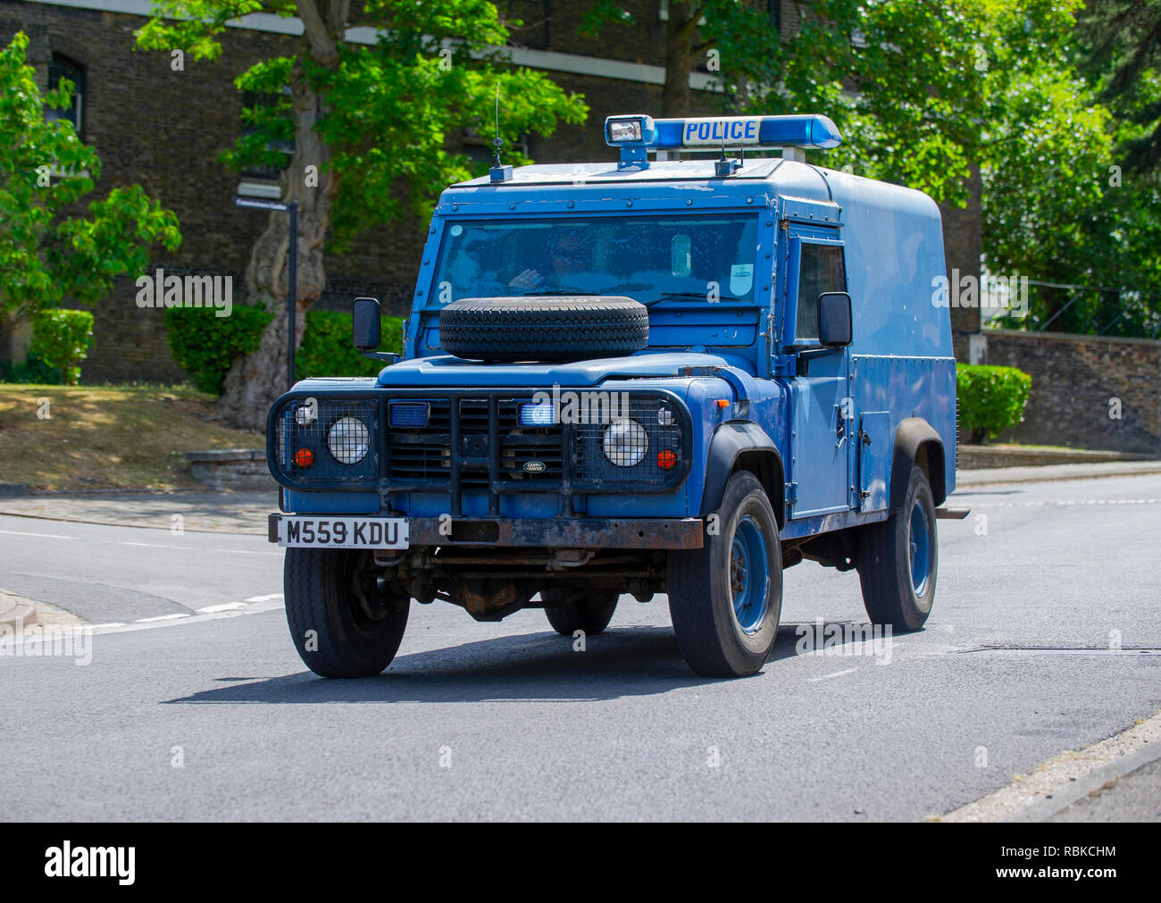 1994 la polizia corazzata Land Rover Defender 110 Foto Stock