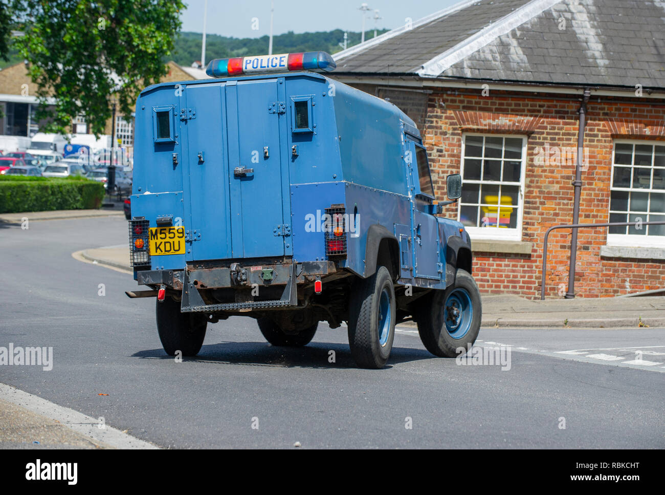 1994 la polizia corazzata Land Rover Defender 110 Foto Stock