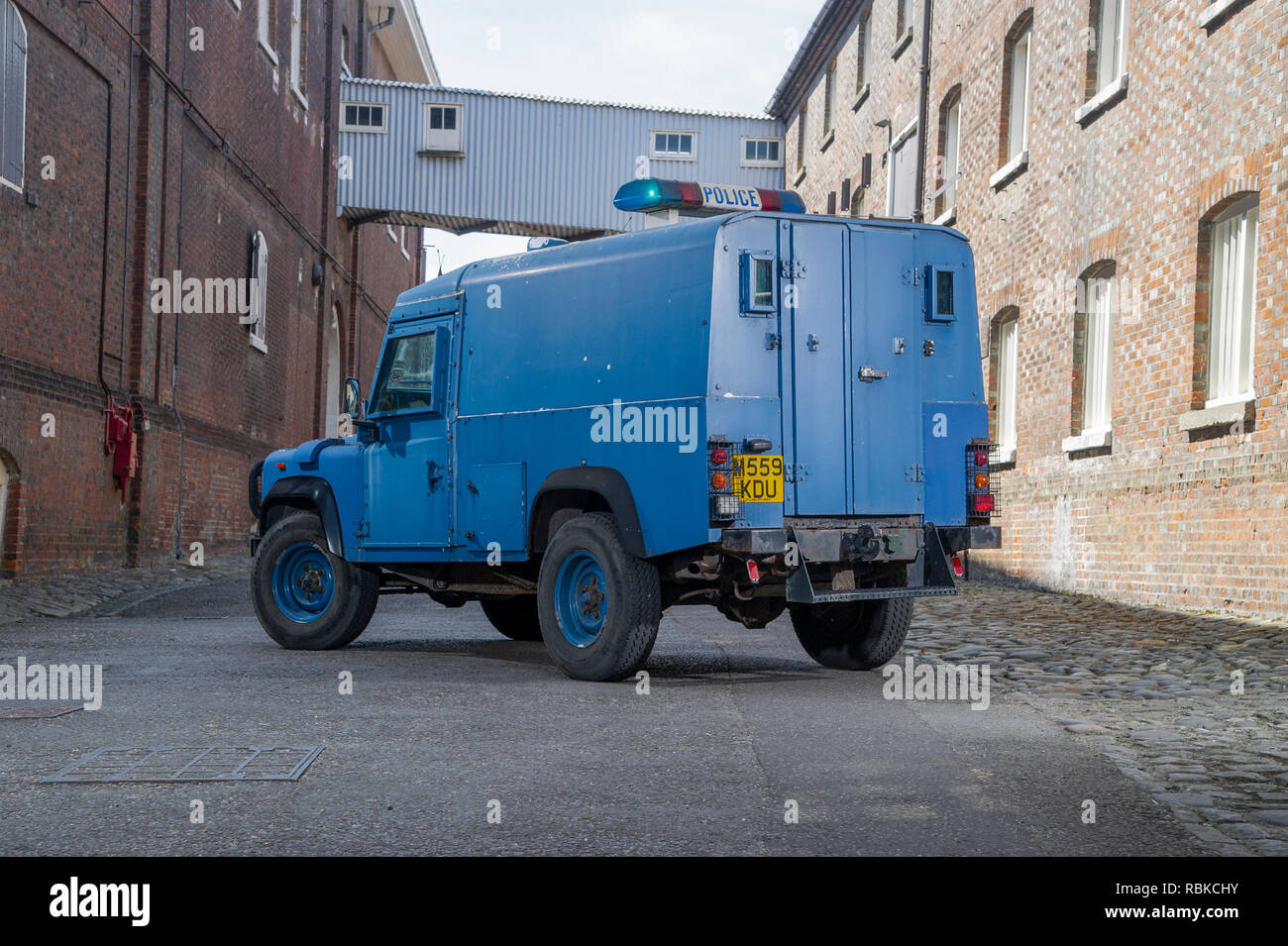 1994 la polizia corazzata Land Rover Defender 110 Foto Stock