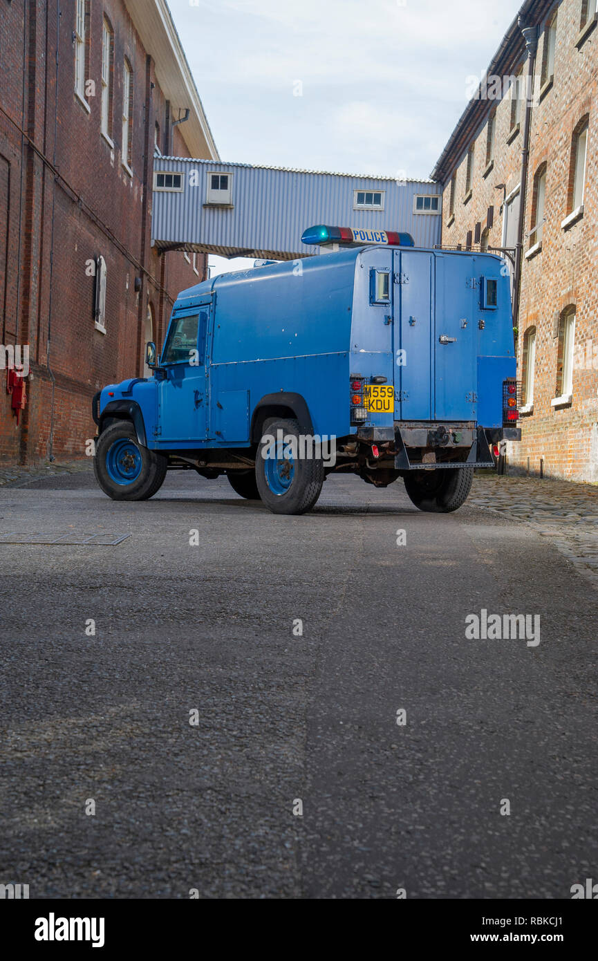 1994 la polizia corazzata Land Rover Defender 110 Foto Stock