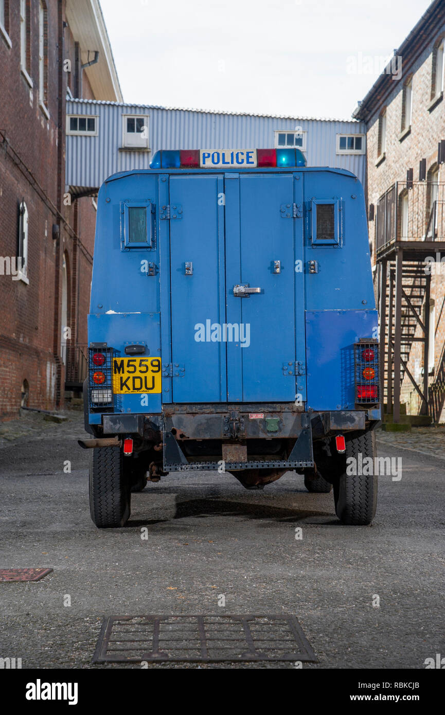 1994 la polizia corazzata Land Rover Defender 110 Foto Stock