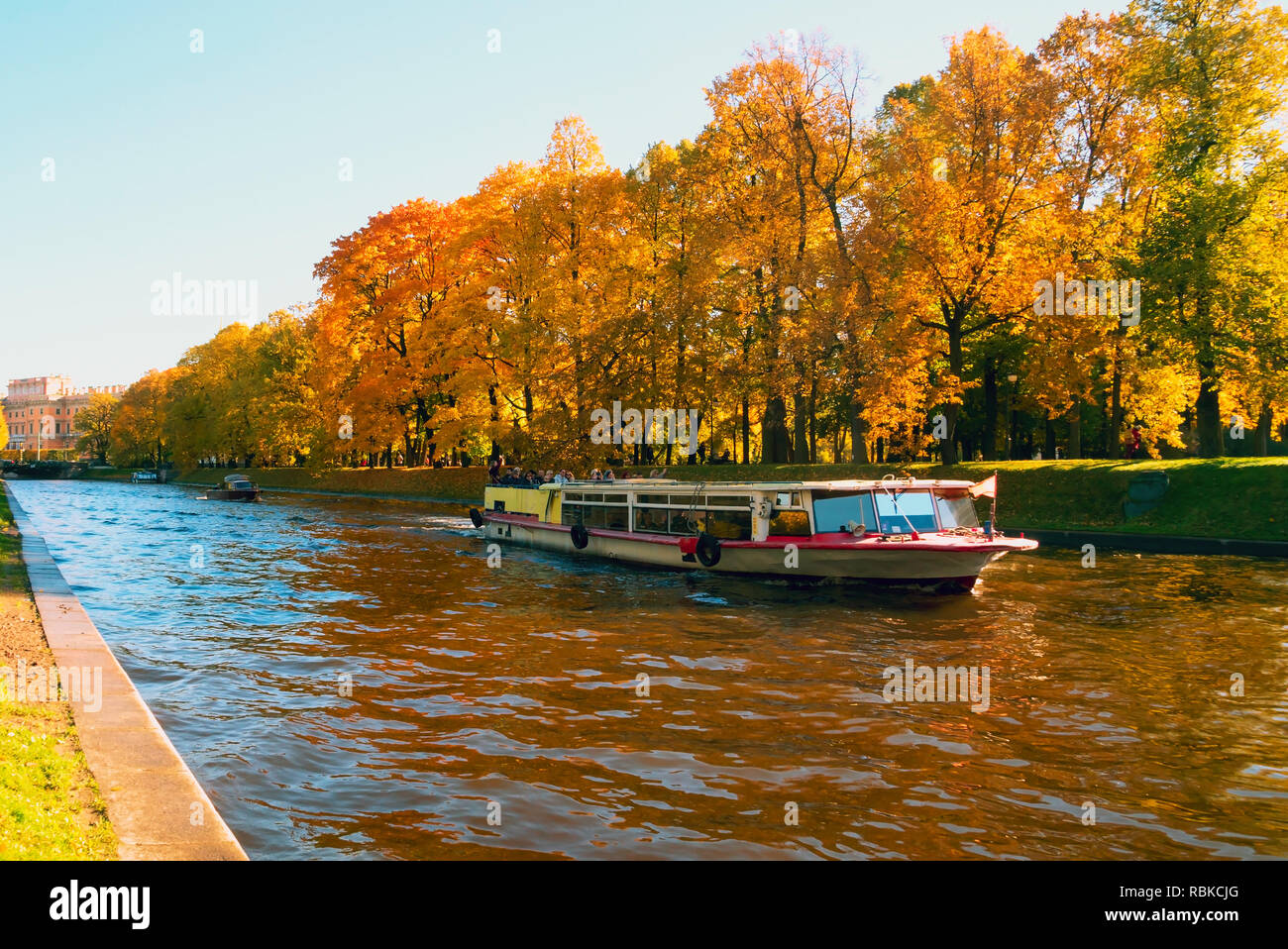 Moika river embankment, giardino Mikhailovsky, imbarcazioni da diporto con persone in autunno . Foto Stock