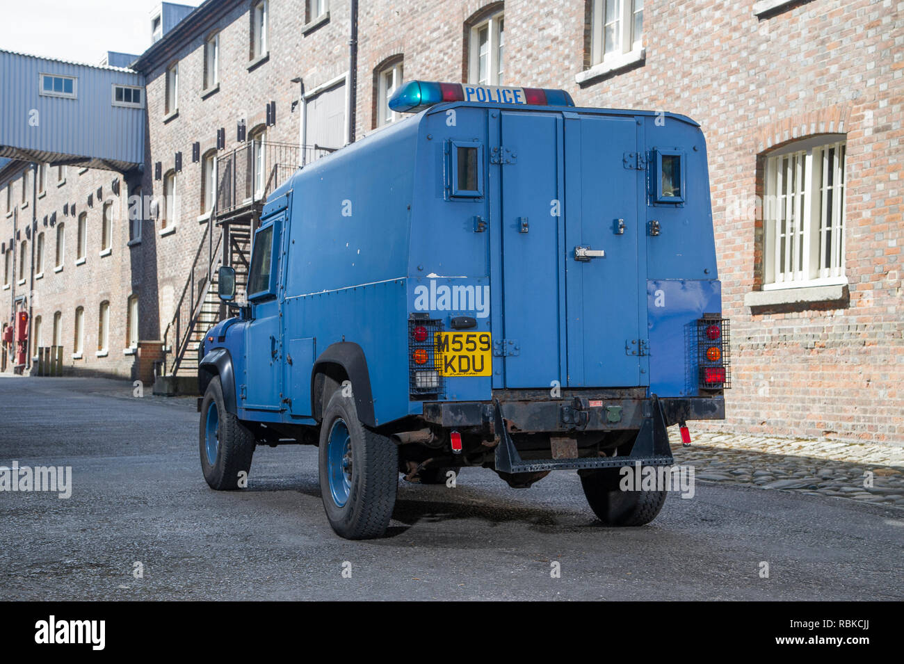 1994 la polizia corazzata Land Rover Defender 110 Foto Stock