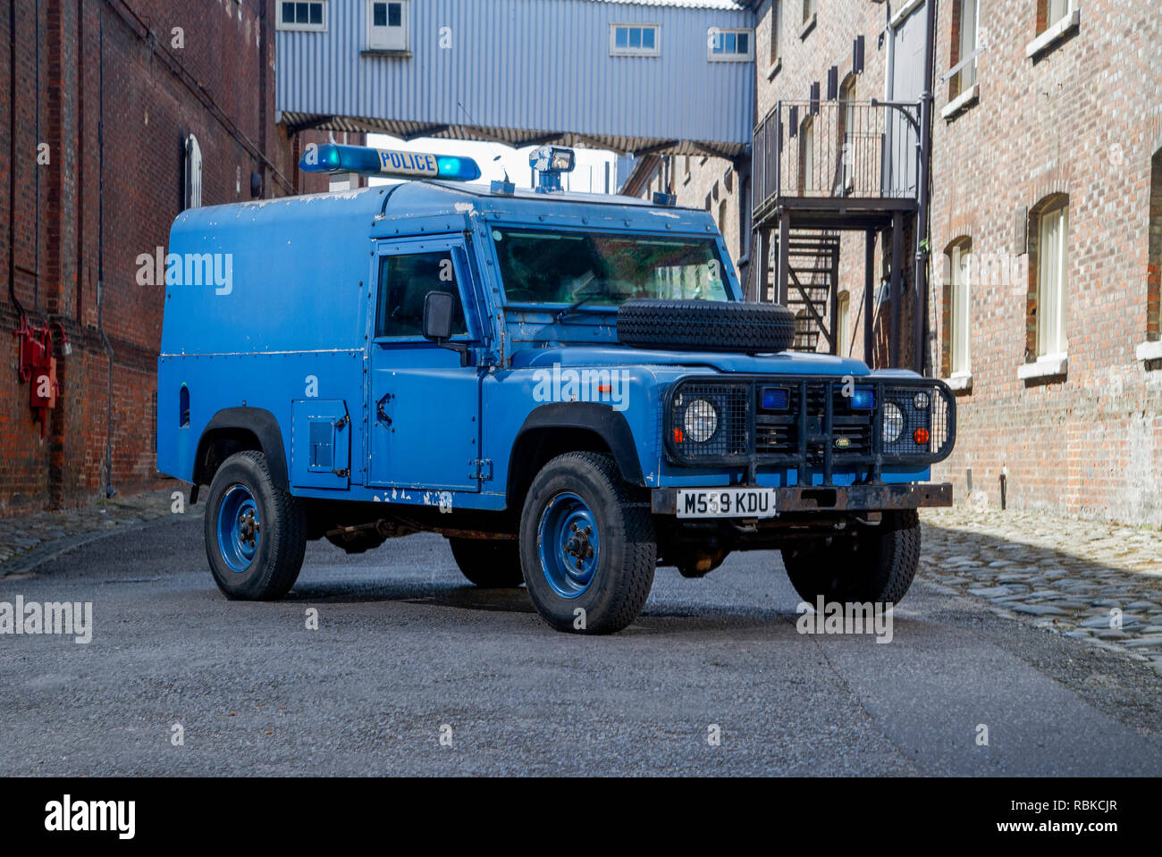 1994 la polizia corazzata Land Rover Defender 110 Foto Stock