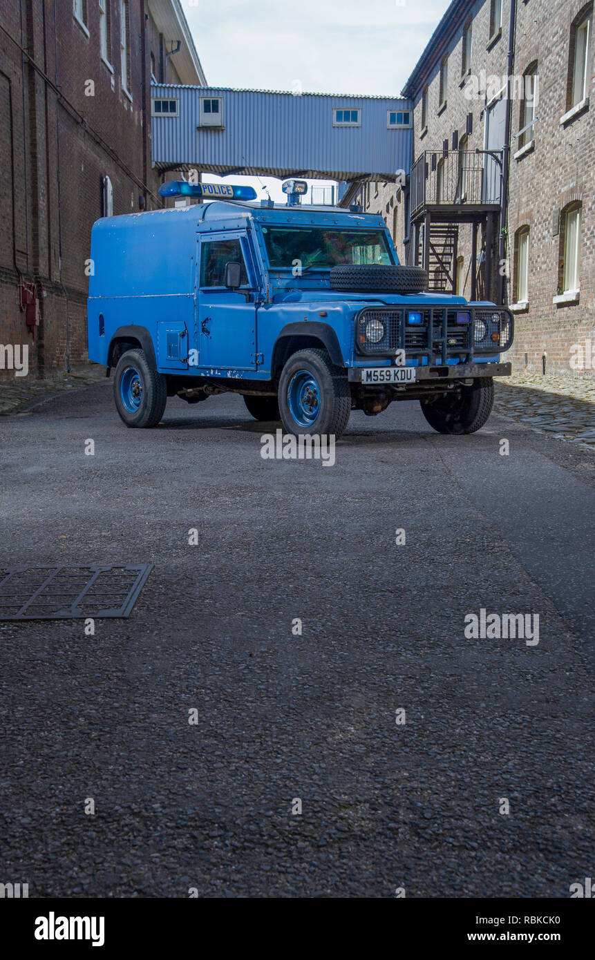 1994 la polizia corazzata Land Rover Defender 110 Foto Stock
