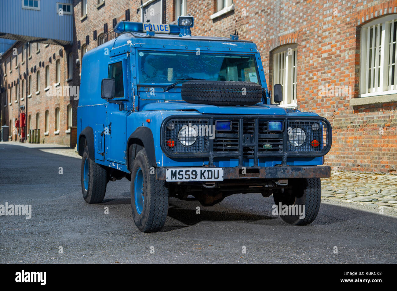 1994 la polizia corazzata Land Rover Defender 110 Foto Stock