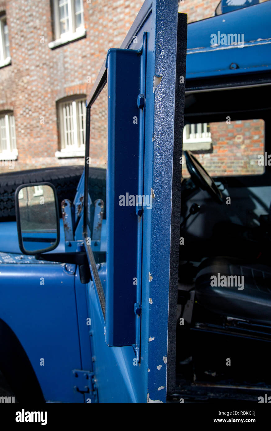 A prova di proiettile finestra su un 1994 DI POLIZIA ARMATO Land Rover Defender 110 Foto Stock