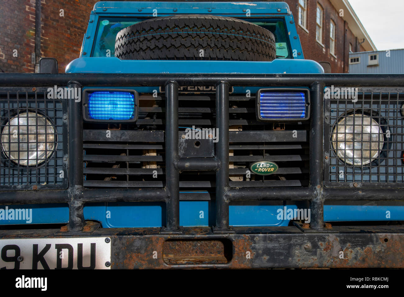 1994 la polizia corazzata Land Rover Defender 110 Foto Stock