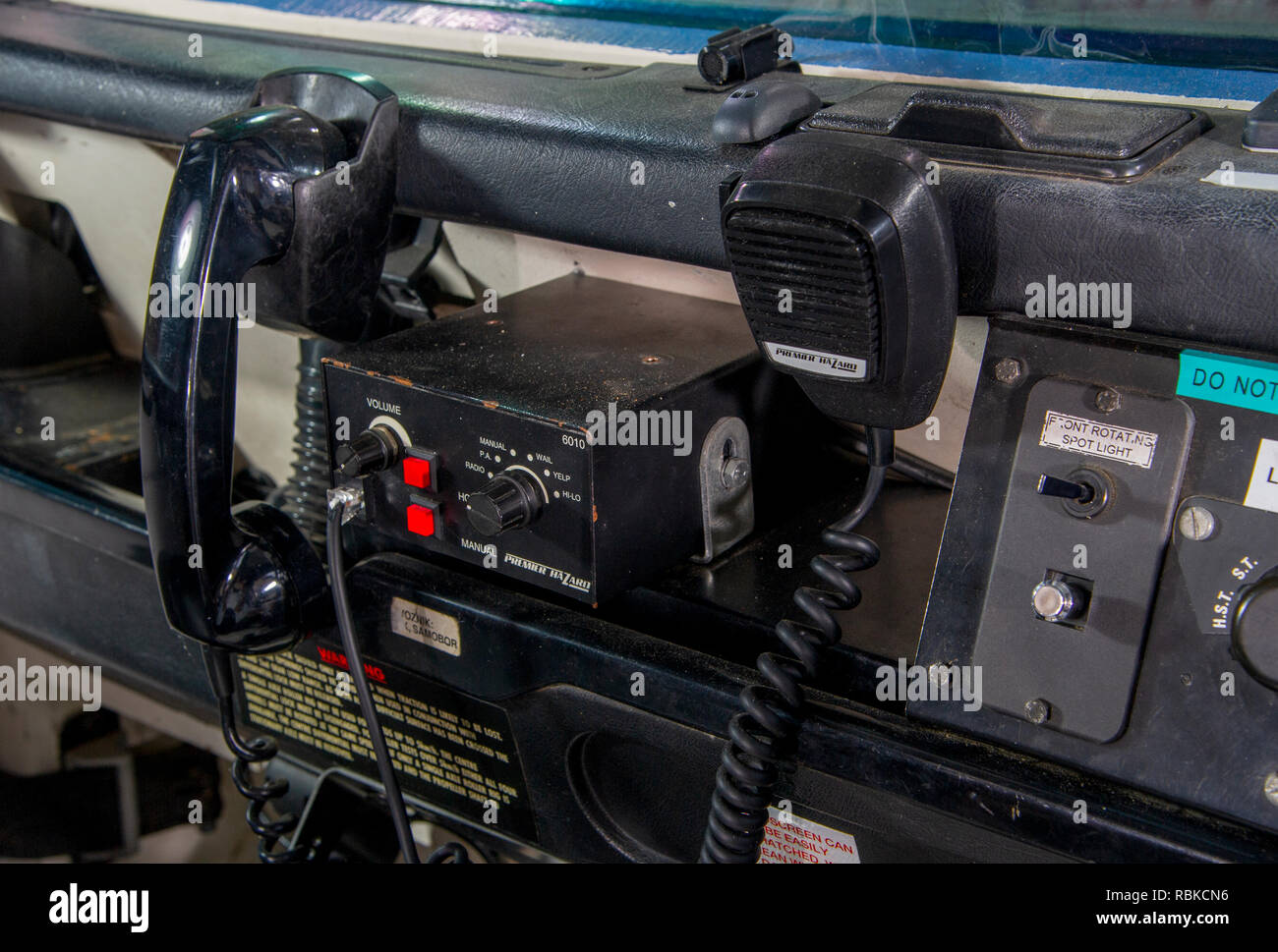 Ricevitore radio in un 1994 DI POLIZIA ARMATO Land Rover Defender 110 Foto Stock