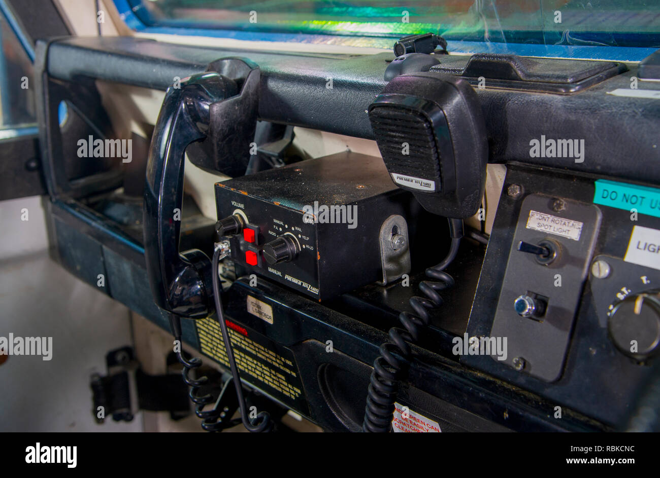 Ricevitore radio in un 1994 DI POLIZIA ARMATO Land Rover Defender 110 Foto Stock