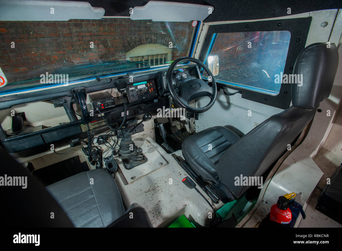 1994 la polizia corazzata Land Rover Defender 110 Foto Stock