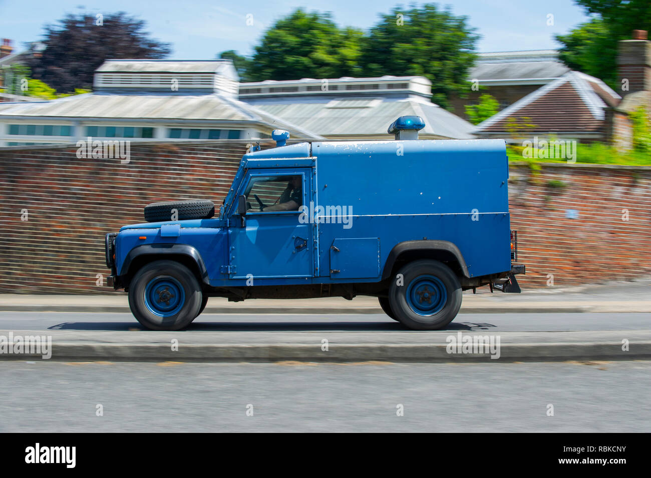 1994 la polizia corazzata Land Rover Defender 110 Foto Stock