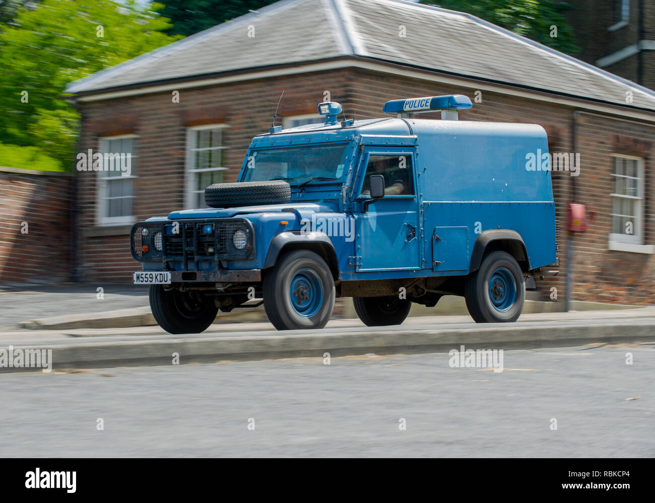 1994 la polizia corazzata Land Rover Defender 110 Foto Stock