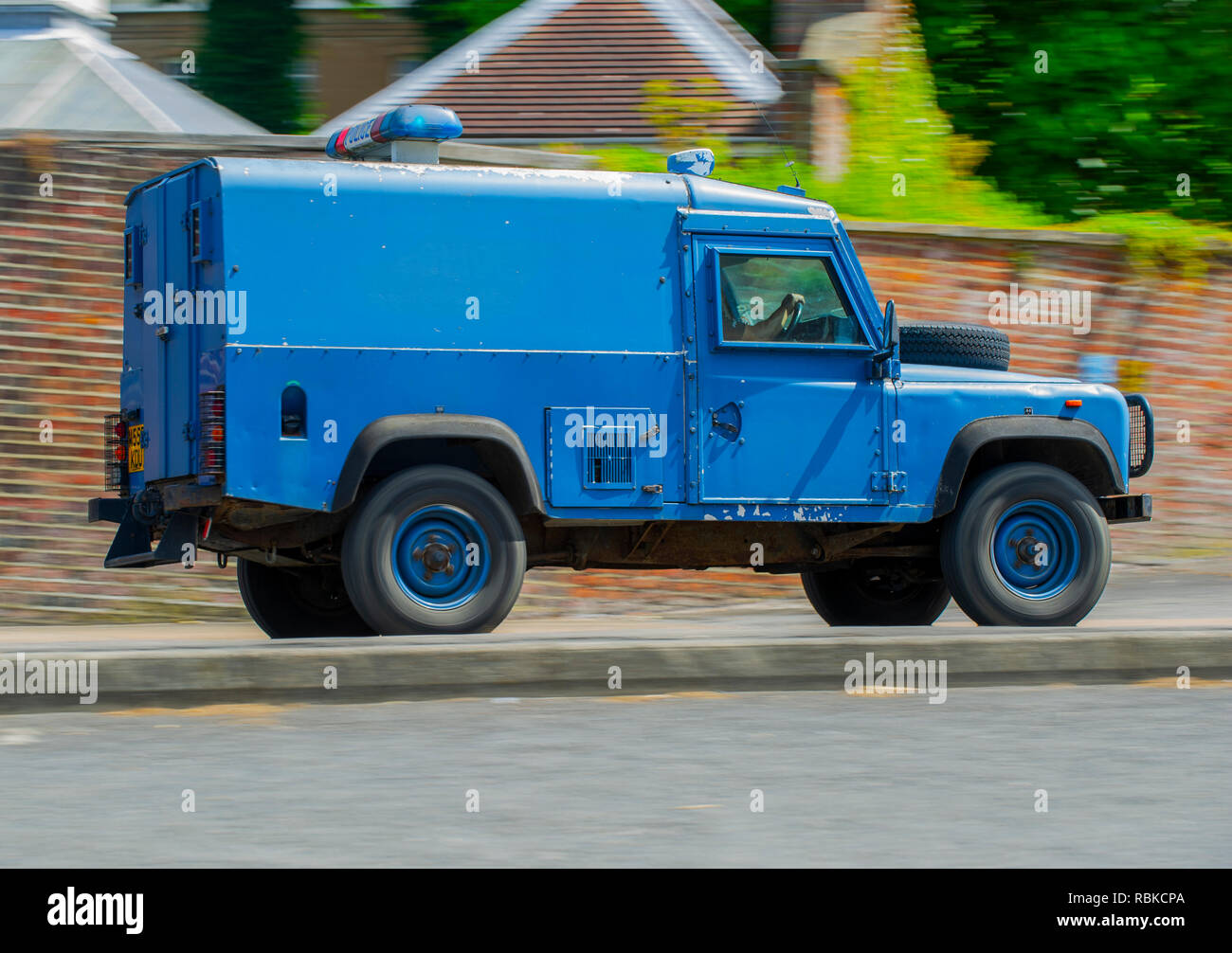 1994 la polizia corazzata Land Rover Defender 110 Foto Stock