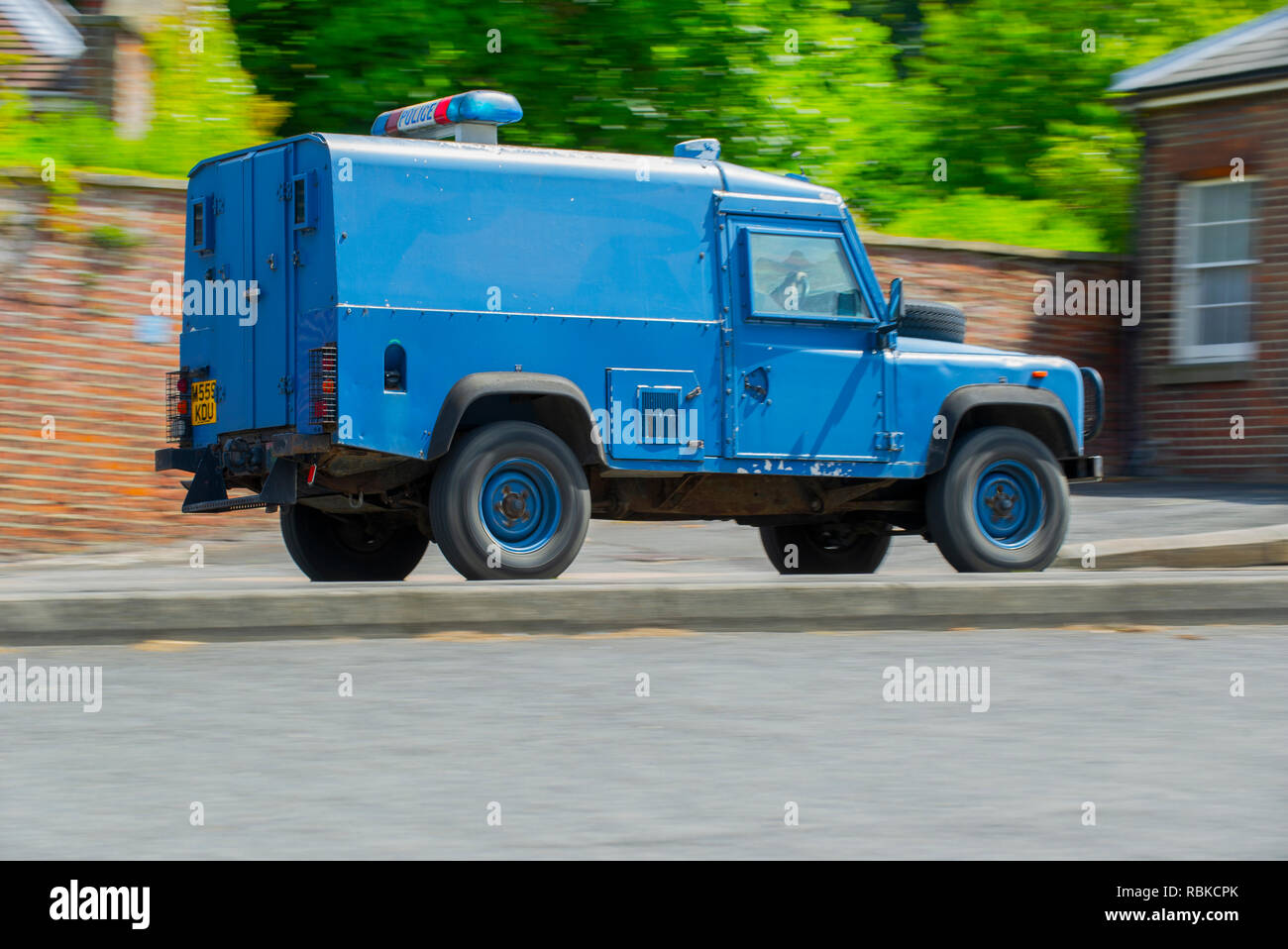 1994 la polizia corazzata Land Rover Defender 110 Foto Stock