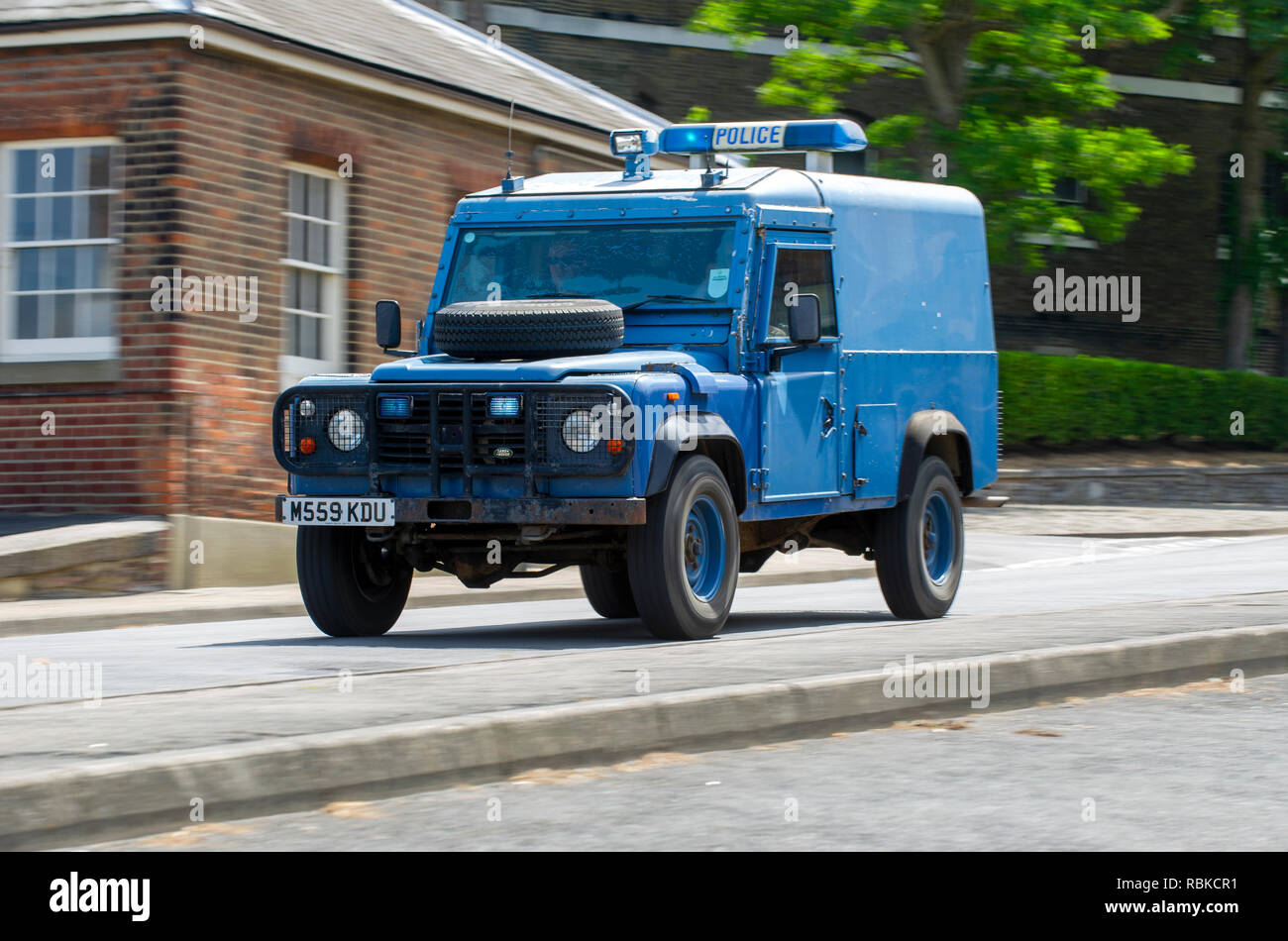 1994 la polizia corazzata Land Rover Defender 110 Foto Stock