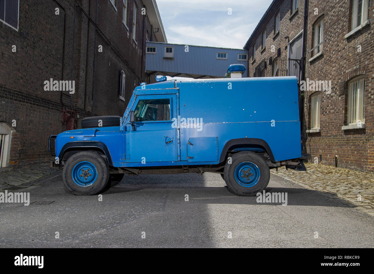 1994 la polizia corazzata Land Rover Defender 110 Foto Stock