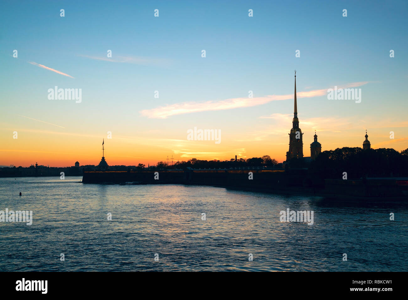 Petropavlovskaya fortezza. Autunno dello skyline della città al tramonto sul fiume Neva. Foto Stock