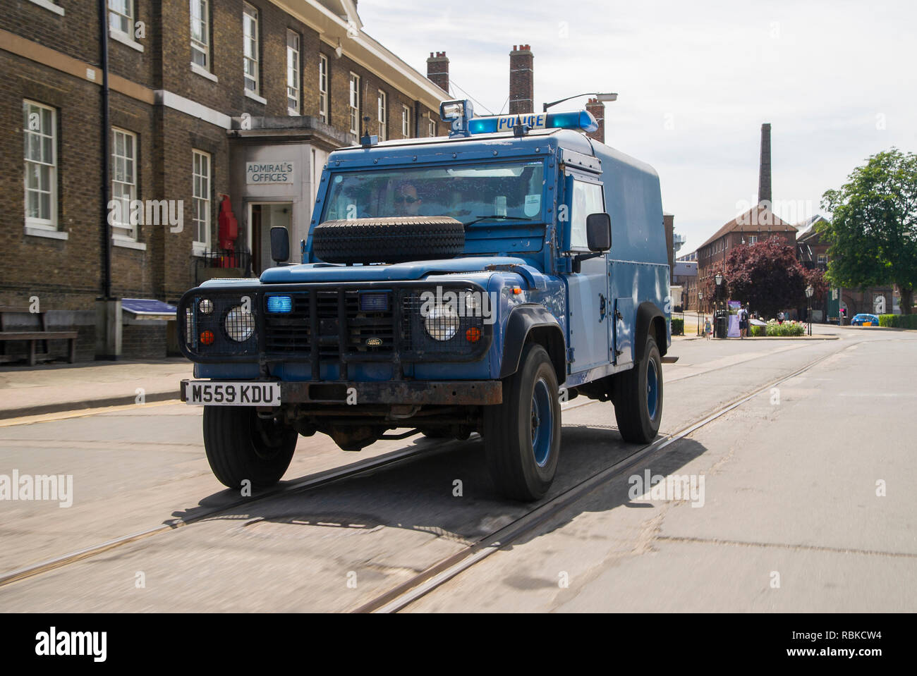 1994 la polizia corazzata Land Rover Defender 110 Foto Stock
